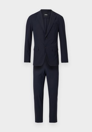 Tumesin komplekt sisaldab sobivat bleiserit, millel on lõikega krae, ja sobivaid pükse. Valmistatud siledast kangast, millel on õrn sära.