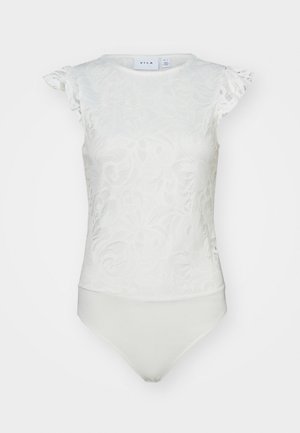 Fehér body, csipkés virágmintával, rövid fodros ujjakkal és sima textúrájú, testhezálló alsó résszel.