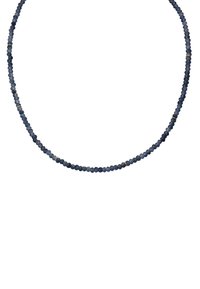 Šnúrka malých, brúsených tmavomodrých korálok s rovnomerne rozmiestnenými tenkými zlatými prstencami na bielom pozadí.