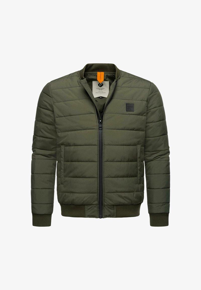 Polstret bomberjakke i olivengrønn. Har glidelås foran, ribbestrikkede mansjetter og kant, samt et logo-patch på brystet. Myk tekstur, lett design.