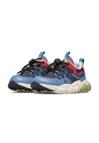 Para wielokolorowych butów turystycznych w odcieniach niebieskiego, czerwonego, zielonego i czarnego z czarnymi sznurkami na zaciąganie oraz plamkowatymi, grubymi podeszwami na białym tle.