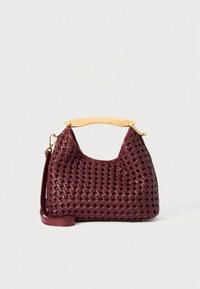 Tkany bordowy torebka o uporządkowanym kształcie, z naturalnym drewnianym uchwytem i regulowanym paskiem na ramię.