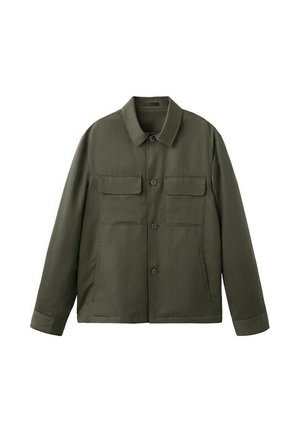 Donkergroene jas met knopen, kraag, twee borstzakken met klep en twee zijzakken, afgebeeld tegen een witte achtergrond.