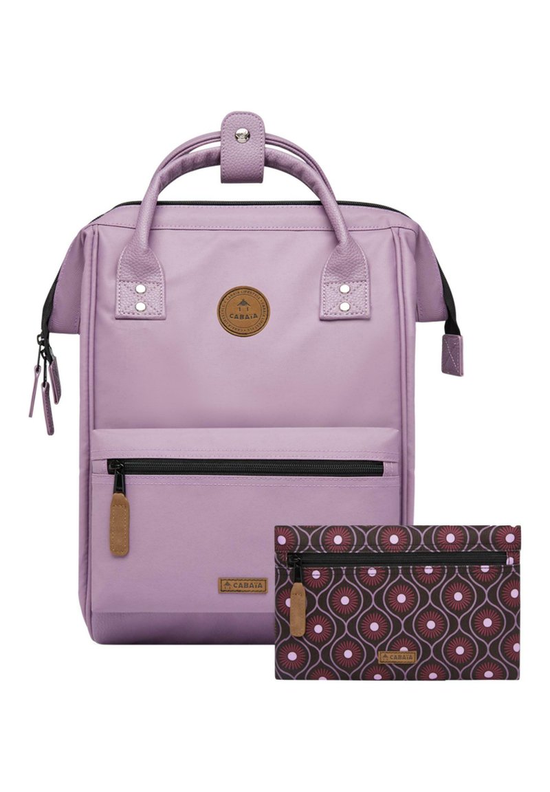 Sac à dos violet en matériau synthétique, avec deux poignées, une poche zippée à l'avant et une pochette assortie à motifs présentant des designs circulaires.