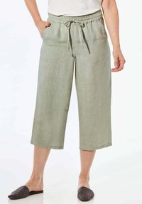 Lichtgroene linnen culottes met een elastische tailleband, trekkoord en zijzakken; soepele textuur, lengte tot halverwege de kuit, relaxte pasvorm.