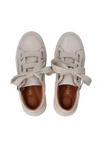 Hellbeige Sneaker mit glänzender Oberfläche, dicken cremefarbenen Schnürsenkeln, seitlichen Reißverschlüssen und einer perforierten beigefarbenen Einlegesohle. Abgerundete Zehenform und strukturierte Akzente.