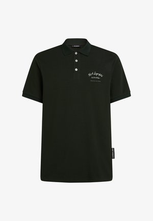 Tumši zaļa kokvilnas polo krekls ar klasisku apkakli, trīs pogu rāvējslēdzēju un izšūtu logotipu kreisajā krūtīs.