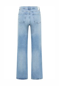 Jeans de mezclilla color azul claro con un diseño de pierna ancha. Con una cintura de media altura, dos bolsillos traseros y bordes de dobladillo limpios.