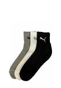 Drei Paare crewlanger Socken in Grau, Weiß und Schwarz. Jede Socke hat eine gerippte Textur und ein kleines Puma-Logo am Bund.