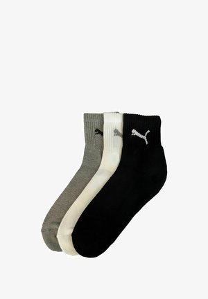 Drei Paare crewlanger Socken in Grau, Weiß und Schwarz. Jede Socke hat eine gerippte Textur und ein kleines Puma-Logo am Bund.