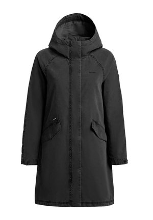 Zwarte lange regenjas met capuchon, voorflap die de ritssluiting bedekt, klepzakken op heuphoogte en verstelbare manchetten met knopen.