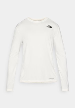 Witte overhemd met lange mouwen en een ronde hals, geweven stof, zwart logo op de linker schouder, en subtiele branding aan de onderkant.