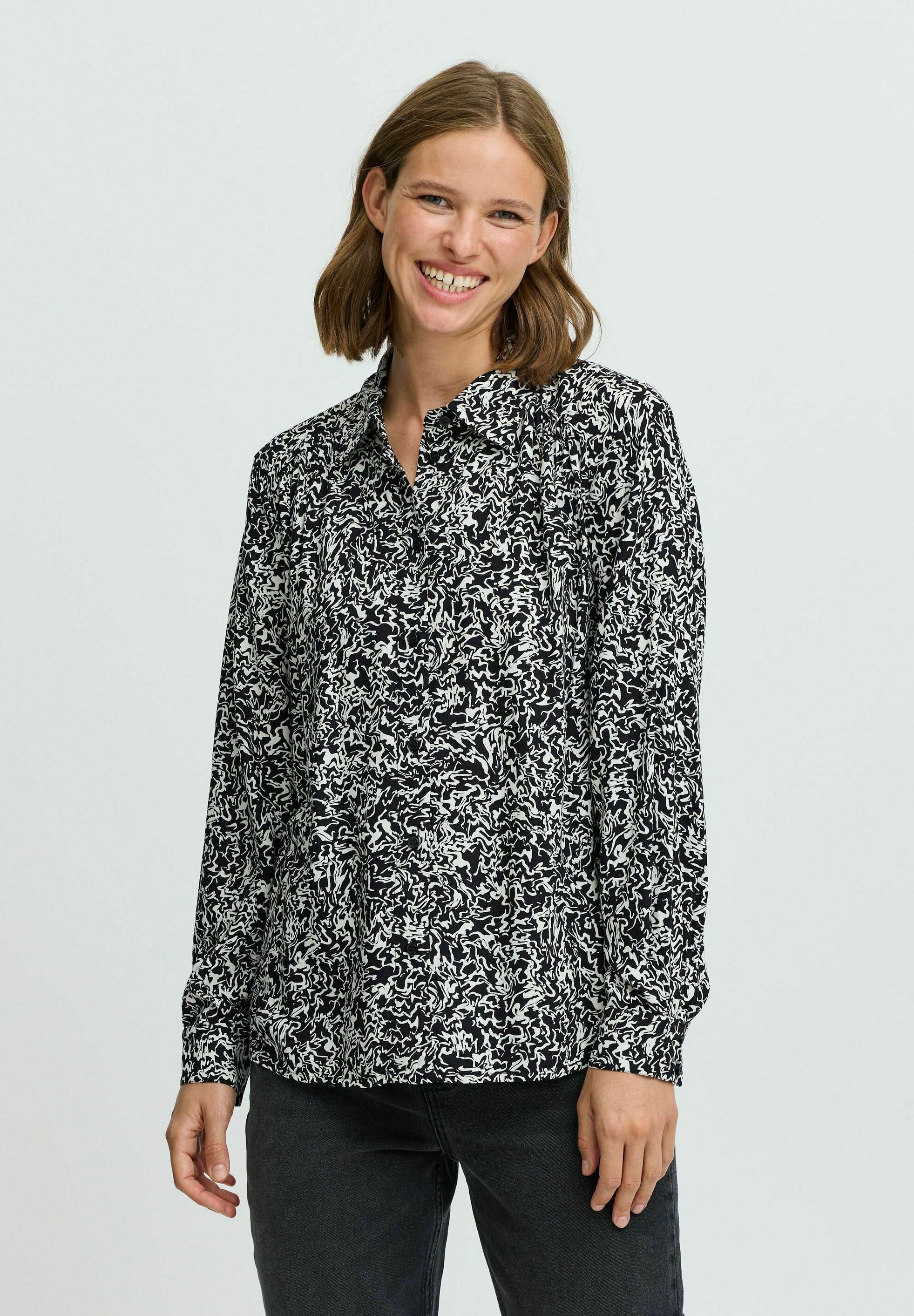 売れ筋商品|||ビーヤング シャツ レディース トップス BYJOSA CUFF SHIRT - Button-down blouse - black zigzag mix b.young BYJOSA CUFF SHIRT - Button-down blouse - black