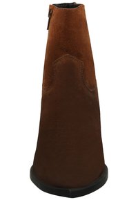 Stivaletto in suede marrone con punta arrotondata e una piccola soletta in gomma nera. Presenta una cerniera laterale e un design a punta all'altezza della caviglia.