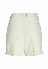 Krämfärgade shorts gjorda av ett slätt tyg, med hög midja, veck fram och uppvikta ärmslut. Synlig detalj med bakficka.