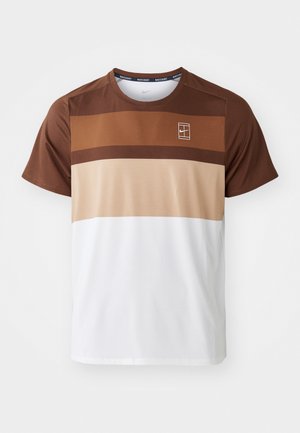 Camiseta de manga corta marrón y beige con una sección inferior blanca, cuello redondo y logo de Nike en el pecho. Tejido texturizado con diseño a bloques de color.
