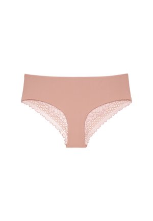 Sous-vêtements hipster pour femmes de couleur rose clair avec bordure en dentelle florale le long des ouvertures des jambes sur un fond blanc.