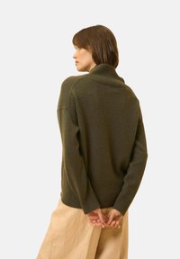 Maglione a collo alto verde scuro realizzato in materiale morbido, con una vestibilità comoda e polsini e bordo a costine. Design semplice e senza cuciture, privo di motivi.