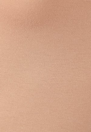 Tejido elástico beige, con una fina textura de canalé con líneas diagonales, superficie suave y un aspecto ligero.