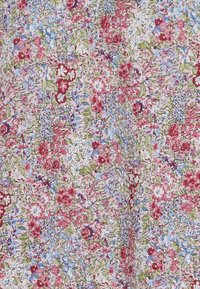 Tejido floral con pequeñas flores multicolores en tonos de rojo, azul, verde y rosa sobre un fondo suave y pastel.