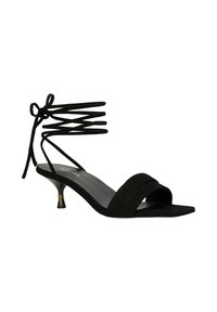 Sandalo nero con tacco kitten aperto sulla punta e cinturini avvolgenti alla caviglia legati a fiocco, caratterizzato da un tacco sottile con dettaglio in oro.