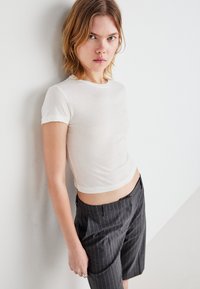 Weekday TIGHT FITTED - Pamata T-krekls - white