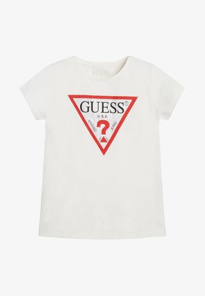 Weißes kurzärmeliges T-Shirt mit einem roten dreieckigen Grafikdesign, auf dem der Schriftzug "GUESS" und ein zentraler Fragezeichen in Netzstruktur abgebildet sind.