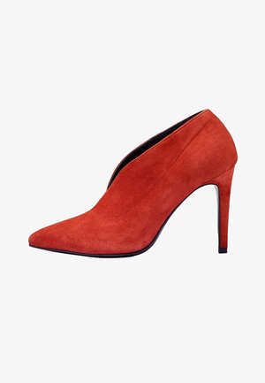 Rode suède hoge hak schoen met een puntige neus en een slanke silhouet. Kenmerkt zich door een uitsnijding bovenop en een slanke stilettohak.