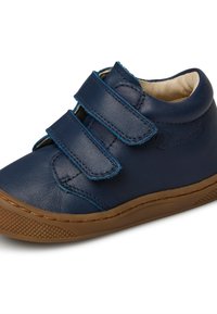 Granatowe skórzane buty z dwiema zapięciami na rzepy, zaokrąglonym noskiem, teksturowaną gumową podeszwą i brązowymi akcentami. Detale przeszycia na wierzchu.