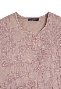 Jasnolawendowy pikowany kamizelka z kwiatowymi haftami i zatrzaskami, z zaokrąglonym dekoltem i metką marki w środku.