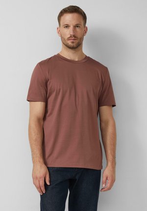 Männliches Kurzarm-T-Shirt in einem rötlich-braunen Farbton, aus weichem Stoff, mit Rundhalsausschnitt und lässiger Passform.