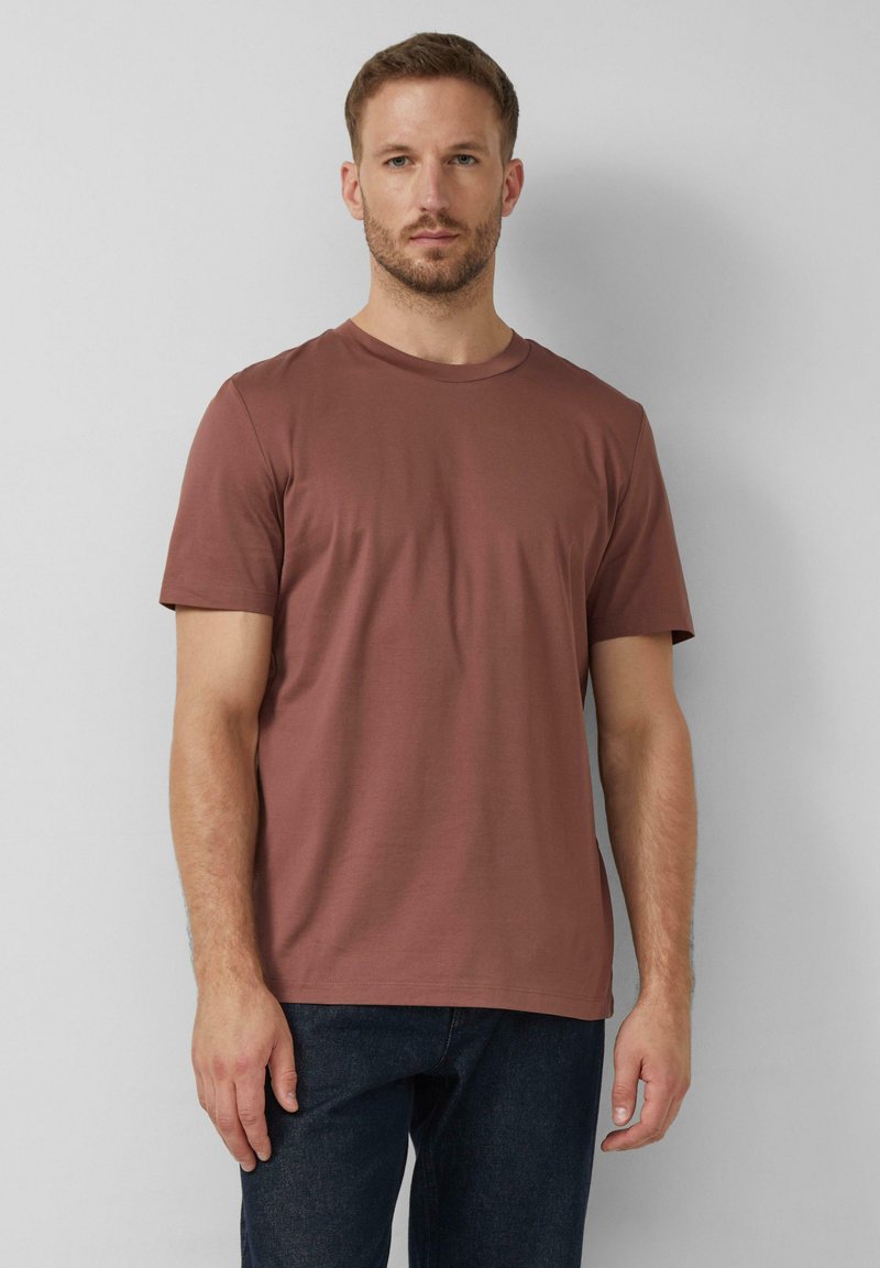 Pánske tričko s krátkym rukávom v červeno-hnedej farbe, vyrobené z mäkkej tkaniny, s okrúhlym výstrihom a voľným strihom.