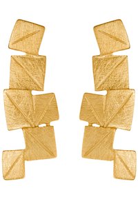 Gouden oorbellen met een geometrisch ontwerp, voorzien van textuur en hoekige vormen, waaronder vierkanten en driehoeken, voor visuele interesse.