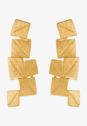 Orecchini in tono dorato con un design geometrico caratterizzato da superfici testurizzate e forme angolari, inclusi quadrati e triangoli, per un interesse visivo.
