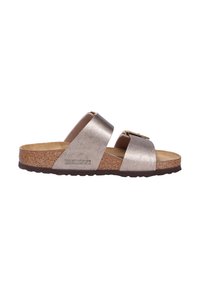 Metallisch zilveren slide-sandalen met twee banden en een verstelbare gespsluiting. Korken voetbed op een bruine rubberen zool. Gladde textuur met een minimalistisch ontwerp.