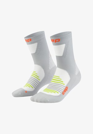 Graue Knöchelsocken mit orangefarbenen und weißen Akzenten, strukturiertem Stoff, Belüftungsstreifen und neongrünen Linien für verbesserte Atmungsaktivität.