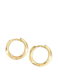 Pendientes de aro de oro con un diseño suave y curvado. Cuentan con un cierre sin costuras y una superficie pulida, lo que realza su calidad reflectante.