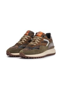 Braune Wildledersneaker mit Mesh-Details, beigen Schnürsenkeln, einem orangen Logo-Patch und strukturierten Gummisohlen. Mit Akzenten im Tarnmuster.