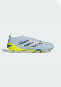 Crampon de football Adidas Predator bleu clair avec semelle et crampons jaunes, rayures violettes et étiquette "Gazon Artificiel" sur le côté.