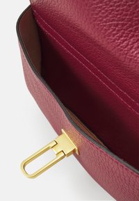 Coccinelle BEAT SOFT - Borsa a tracolla - garnet red