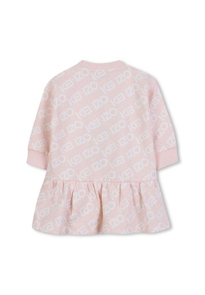 Różowa sukienka z długimi rękawami i marszczonym peplum. Posiada całkowity nadruk białego logo "KENZO" oraz ściągacze przy dekolcie i rękawach. Mieszanka bawełny.