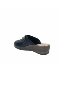 Scarpa slip-on blu navy con upper texturizzato, dettaglio della fascia nera e soletta imbottita. Tacco sagomato, materiale leggero e superficie liscia.