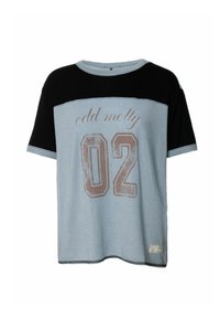 T-shirt z grafiką o jasnobławatym korpusie i czarnych rękawach. Zawiera nadruki "odd molly" oraz "02" w postarzałym różowym kolorze. Materiał z mieszanki bawełny.