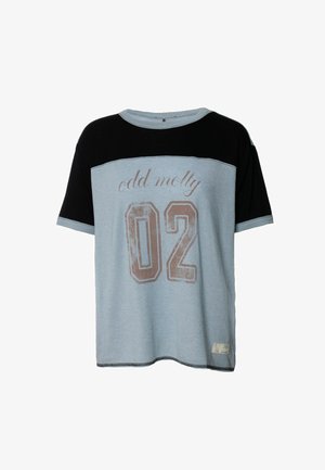 Graafiline T-särk helesinise kehaga ja mustade varrukatega. Esiküljel on trükitud "odd molly" ja "02" häguste roosade tähemärkidega. Puuvilla segu kangas.