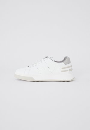 Witte sneaker met bovenwerk van gestructureerd leer, grijze accenten, geperforeerde details en een rubberen zool. Beschikt over een logo op de hiel en een vetersysteem.