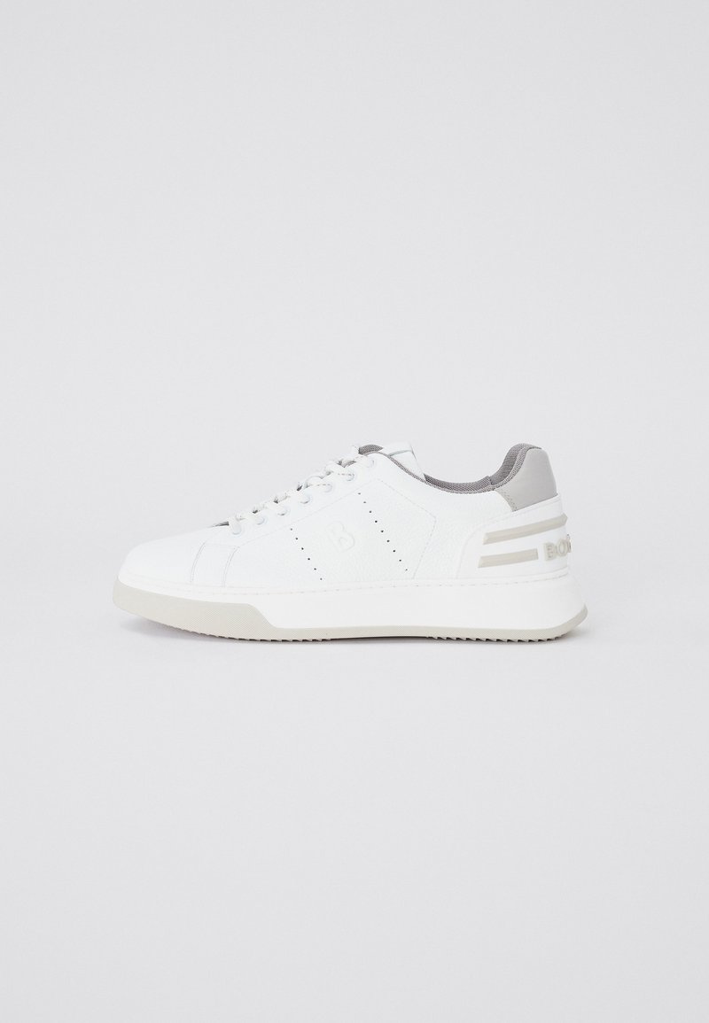 Vit sneaker med texturerad läderovandel, grå accenter, perforerade detaljer och gummisula. Har en logo på hälen och snörsystem.