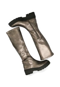 Bottes métalliques bronze jusqu'aux genoux avec une finition texturée, semelle en caoutchouc noire et détail de fermeture éclair sur le côté.
