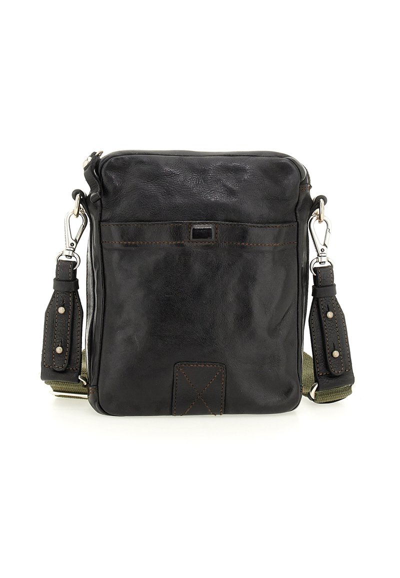 Borsa a tracolla nera in pelle con tracolla in tessuto verde regolabile, ganci metallichi e cuciture marroni visibili su sfondo bianco.