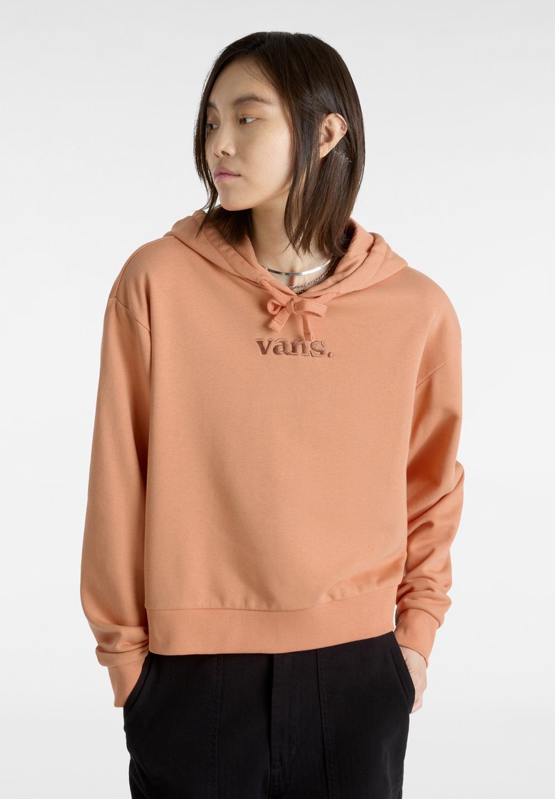 Sudadera coral clara de corte relajado, con capucha ajustable y el logo "vans." bordado. Tela suave y lisa con dobladillo acanalado.