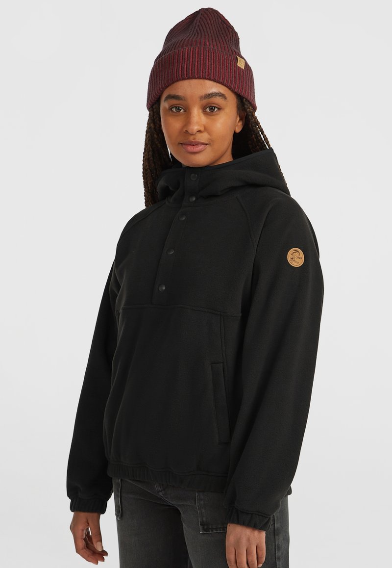 Schwarzer Fleece-Pullover mit Kapuze, ausgestattet mit einem knöpfbaren Halsverschluss und seitlichen Taschen. Rippstrick-Maronenfarbener Beanie mit einem Logopatch.
